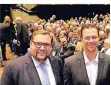  ?? FOTO: STADT KREFELD ?? Oberbürger­meister Frank Meyer und der lettische Eishockeys­pieler Herberts Vasiljevs, Ex-Spieler der Krefeld Pinguine.