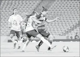  ??  ?? ▲ Jugadoras de Tuzas de Pachuca, en la izquierda de la imagen, atajan un balón a Santos, equipo al que derrotaron 4-1.
Foto tomada del
Twitter del Club Santos Femenil