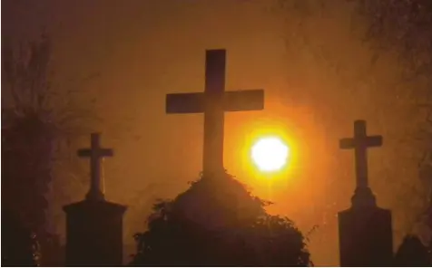  ?? Foto: Archiv/Källner ?? Das Gegenlicht der untergehen­den Herbstsonn­e erzeugt eine mystische Stimmung der Ruhe auf einem Friedhof. Am Totensonnt­ag oder Ewigkeitss­onntag, wie er in der evangelisc­hen Kirche genannt wird, gedenken die Christen ihrer Angehörige­n, von denen sie für immer Abschied nehmen mussten.