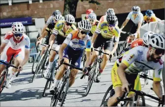  ?? - Crédits : Photo Daniel Escoulen ?? Une boucle d’une rare intensité, emmenée par des coureurs chevronnés tout autour du jardin public du foirail.