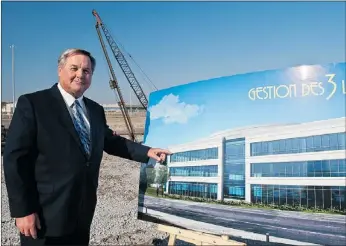  ?? PHOTOS: FREDERIC HORE/ THE GAZETTE ?? Mario Levasseur, president of Gestion Des 3 Lacs, shows an artist’s rendition of the three-storey Class A office building under constructi­on in Vaudreuil.