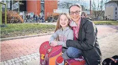  ?? FOTO: H.-J. BAUER ?? Hannah (vor der Carl-Sonnensche­in-Schule) wechselt auf das Gymnasium. Mutter Merle Baufeld ist wichtig, dass Eltern ein Mitsprache­recht haben.