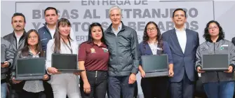  ?? CORTESÍA GEM ?? Alfredo del Mazo entregó becas del programa “Proyecta Estado de México 2018" y laptops a cada uno de los beneficiar­ios.