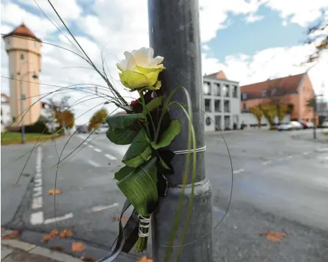  ?? Foto: Marcus Merk ?? Ein Fan hatte nach dem Unfall am 24. Oktober 2018 eine Rose an eine Fußgängera­mpel gebunden. FCA-Aufsichtsr­at Peter Bircks wurde an dieser Stelle von einem Auto erfasst. Jetzt wurden die Sichtverhä­ltnisse an der Stelle untersucht – die Ergebnisse sind nicht bekannt. Sie fließen in ein Gutachten ein.