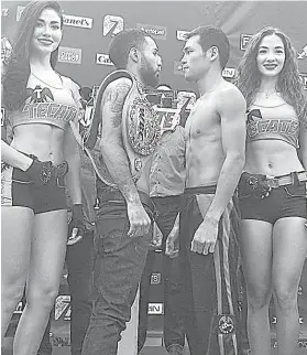  ?? / FACEBOOK PHOTO ?? ■ WEIGH-IN. Nagtutokay sila si ALA fighter “King” Arthur Villanueva (tuo) ug WBC bantamweig­ht champion Luis “Pantera” Nery dihang nagpahulag­way sila human sa official weigh-in kagahapon. Ang duha mag-away karong adlawa sa Mexico.