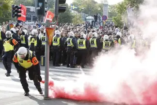  ?? FOTO: HENRIK BRUNNSGåRD ?? PROTEST. Upplopp inträffade under dagen med stenkastni­ng och bengaler som riktades mot polis.