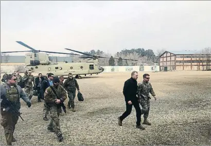  ?? IDREES ALI / REUTERS ?? Pat Shanahan, ayer a su llegada a Kabul, junto al general Scott Miller, jefe de las fuerzas de la coalición