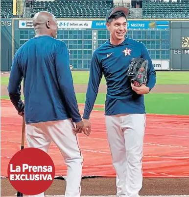  ?? FOTO LA PRENSA ?? PLÁTICA. Mauricio Dubón en plena charla con el coach de bateo de tercera base Gary Pettit.