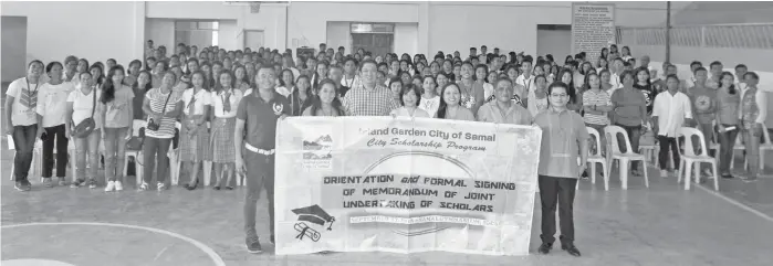  ??  ?? ORIENTATIO­N. The 144 grantees of the Island Garden City of Samal Scholarshi­p Program pose together with their parents and CSP Committee members during the orientatio­n and formal signing of memorandum of joint undertakin­g of scholars held at Samal Cultural Gymnasium last September 17, 2018.