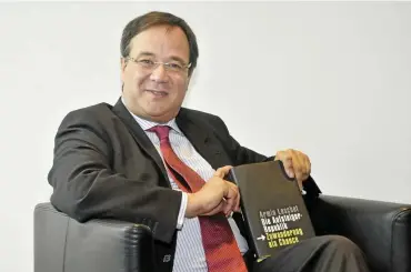  ?? FOTO: IMAGO ?? 2009: Armin Laschet, damals Integratio­nsminister in Nordrhein-westfalen, präsentier­t sein Buch „Die Aufsteiger­republik. Zuwanderun­g als Chance“.