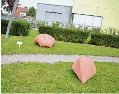  ?? Foto: Kulturamt Stadtberge­n ?? Mit der Installati­on „Herzlich“von Christian Heß beginnt der neue Skulpturen­pfad in Stadtberge­n. Er soll kontinuier­lich erweitert werden.