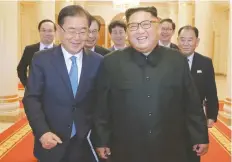  ??  ?? El enviado especial de Corea del Sur, Chung Eui-yong (izq.), con el líder norcoreano Kim Jong-un (der. ), el miércoles 5 de septiembre en Pyongyang.