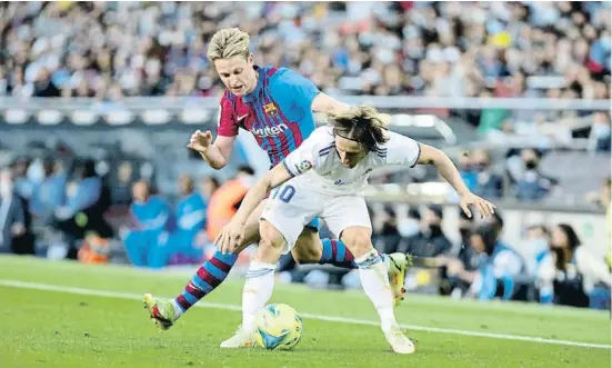  ?? XDVSIL FILVILD ?? Frenkie de Jong disputant una pilota a Luka Modric durant el clàssic al Camp Nou