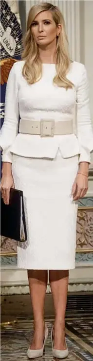  ??  ?? La esposa y la hija mayor del Presidente de los EEUU compiten por el poder y por ver quién luce mejor. Con tailleur y vestidos marcando sus cinturas, ambas mujeres eligen el blanco como el color que hoy es sinónimo del creciente poderío femenino.