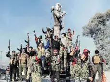  ?? Foto: ČTK, AP ?? Vítězíme Bojovníci Svobodné syrské armády, které podporuje Turecko, oslavují vstup do Afrínu.