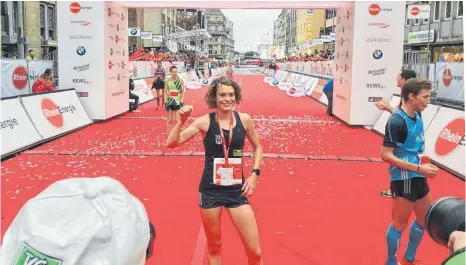  ?? FOTO: BURG-WÄCHTER ?? Die Erste im Ziel und auf dem Roten Teppich: Alina Reh nach dem Zieleinlau­f beim Halbmarath­on in Köln.