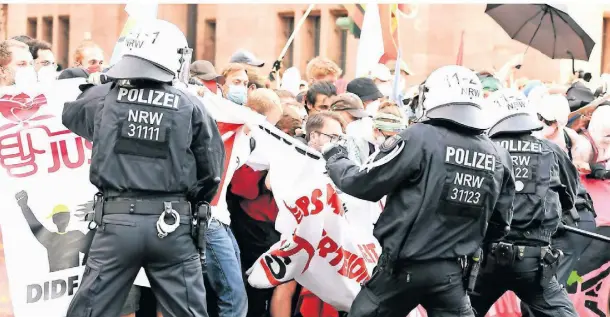  ?? FOTO: ROBERTO PFEIL/DPA ?? 338 Personen wurden bei der Demo vor drei Jahren eingekesse­lt. Nicht alle waren Teil des Antifa-Blocks.
