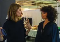  ??  ?? En la foto principal, Margaret Qualley, en un momento del rodaje. A la izq., la directora Sofia Coppola conversa con otra de las protagonis­tas: Taylor Russell.