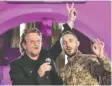  ?? OGIRENKO/REUTERS VALENTYN ?? Bono, with Ukrainian serviceman and frontman of the Antytila band Taras Topolia, sings inside a subway station.