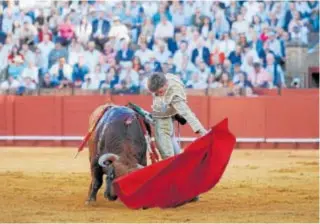  ?? // ABC ?? Borja Jiménez durante un lance de la corrida