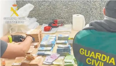  ?? // GC ?? Agentes de la Guardia Civil, con parte del dinero incautado