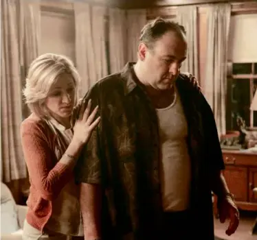  ?? HBO ?? Edie Falco and James Gandolfini in “The Sopranos.” The influentia­l mob drama premiered 25 years ago this week.