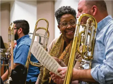  ?? Photos by Mark Mulligan / Staff photograph­er ?? Melanie Davis of Baytown and Joe Virant of Houston share a light moment Tuesday during a rehearsal of the Baytown Symphony Orchestra at Lee College Performing Arts Center.