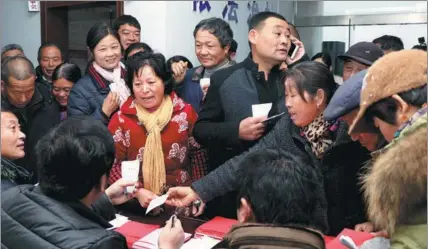  ?? PHOTOS BY ZHU LIXIN / CHINA DAILY ?? Residents flock to the headquarte­rs of the villagers’ committee in Xiaogang village, Anhui province, on Dec 25, and prepare to vote for deputies to the local congress.