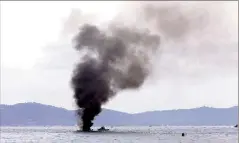  ?? (Photo Valérie Le Parc) ?? Le bateau a été remorqué au large pour éviter tout risque de propagatio­n des flammes.