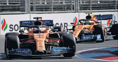  ??  ?? Carlos Sainz y Lando Norris, pilotos de McLaren Renault en el Mundial, durante el GP de Bakú de 2019.