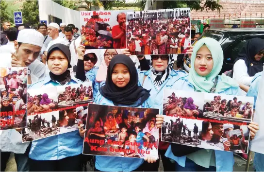  ??  ?? Indonesian­s hold a demonstrat­ion in front of Myanmar’s Embassy in Jakarta denouncing atrocities against Rohingya Muslims. (AN photo)