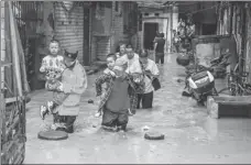  ?? DAILY CHEN XINGYU / FOR CHINA ?? Center: Police evacuate residents in Chongqing last month.