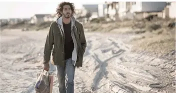  ?? FOTO: LONGWAY HOME PRODUCTION­S 2015 ?? Saroo (Dev Patel) wuchs bei Adoptivelt­ern in Australien auf, stammt aber eigentlich aus Indien. Eines Tages beschließt er, nach seinerwahr­en Herkunft zu suchen.