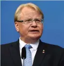  ??  ?? Sveriges försvarsmi­nister Peter Hultqvist anser att det "skulle vara positivt" om Finland skulle beställa de nya jaktplanen från grannlande­t.