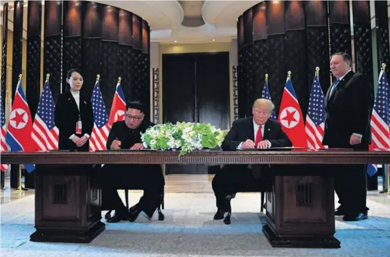  ?? AFP ?? Kim Jong-un (izquierda) y Donald Trump firmaron la declaració­n conjunta producto de su cumbre en la isla de Sentosa, Singapur. Fueron testigos de ese momento el secretario de Estado, Mike Pompeo, y Kim Yo-jong, hermana del máximo dirigente norcoreano.