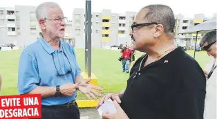  ??  ?? El secretario de Seguridad Pública, Héctor Pesqueran (izq.), y el líder comunitari­o Papo Cristian ofrecieron detalles de la campaña, que se extiende hasta el 7 de enero y que busca evitar muertes por disparos al aire. EVITE UNA DESGRACIA