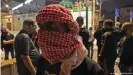  ??  ?? In israelisch­en Städten sind gewaltbere­ite palästinen­sische Israelis mit jüdischen Israelis aneinander­geraten