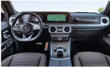  ??  ?? LO JUSTO Y NECESARIO. El interior se ha homogeneiz­ado con los demás modelos de Mercedes. El cuadro digital opcional ofrece abundante informació­n. Los mandos de los tres bloqueos continúan ahí.