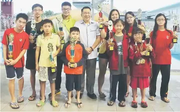  ??  ?? Wee (centre) poses with the best swimmers of the two-day meet.