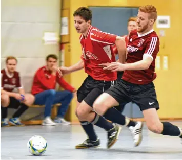  ?? Foto: Szilvia Izsó ?? Halbfinale beim Vorrunden Hallenmast­er in Monheim: Timo Kotter (rechts) setzt sich in diesem Zweikampf durch. Am Ende er zielte er das „goldene Tor“für die Gastgeber, die damit das Ticket fürs Finale in Nördlingen lösten.