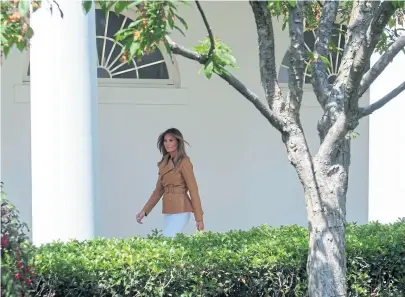  ?? Saul lOE/aFP ?? Melania Trump, ayer, se dirige a dar su primera conferenci­a en la Casa Blanca