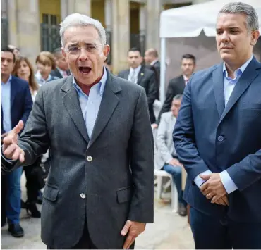  ?? Foto: AFP/Raul Arboleda ?? Die Rechtskons­ervativen Alvaro Uribe (l) und Ivan Duque gehören zu den Wahlsieger­n.