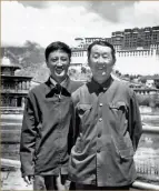  ??  ?? Con el profesor Li Youyi en Lhasa en 1980.