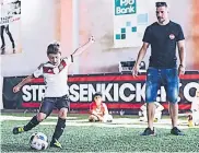  ?? FOTO: MARIAN HIRSCHFELD ?? Fußball-Weltmeiste­r Lukas Podolski gibt den Camp-Teilnehmer­n auch persönlich Tipps.