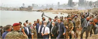  ?? THIBAULT CAMUS/AP PHOTO ?? TAWARKAN BANTUAN: Presiden Prancis Emmanuel Macron di Pelabuhan Beirut, Lebanon, kemarin.