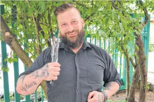  ?? SALLY COLE/THE GUARDIAN ?? Armed with artists’ tools, Jason J. Johnston prepares to do battle at the 2019 Art Battle Canada national championsh­ip in Toronto on July 25. He won first place at the Art Battle P.E.I. provincial finals in Charlottet­own last month.