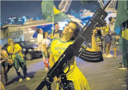  ?? Silvia izquierdo/ap ?? Una seguidora de Bolsonaro celebra en Río de Janeiro