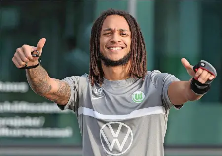  ?? IMAGO ?? Daumen hoch, auch mit Gips: Wolfsburg- und Nati-star Kevin Mbabu (26) ist derzeit unaufhaltb­ar.