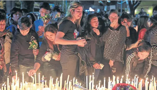  ?? Rodrigo néspolo ?? Los rostros del dolor: anoche, en Grand Bourg, el recuerdo de las víctimas se mezcló con el reclamo de justicia