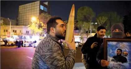  ?? ?? FESTEJOS. Manifestan­tes en la plaza Palestina de Teherán conmemoran el ataque iraní contra Israel.